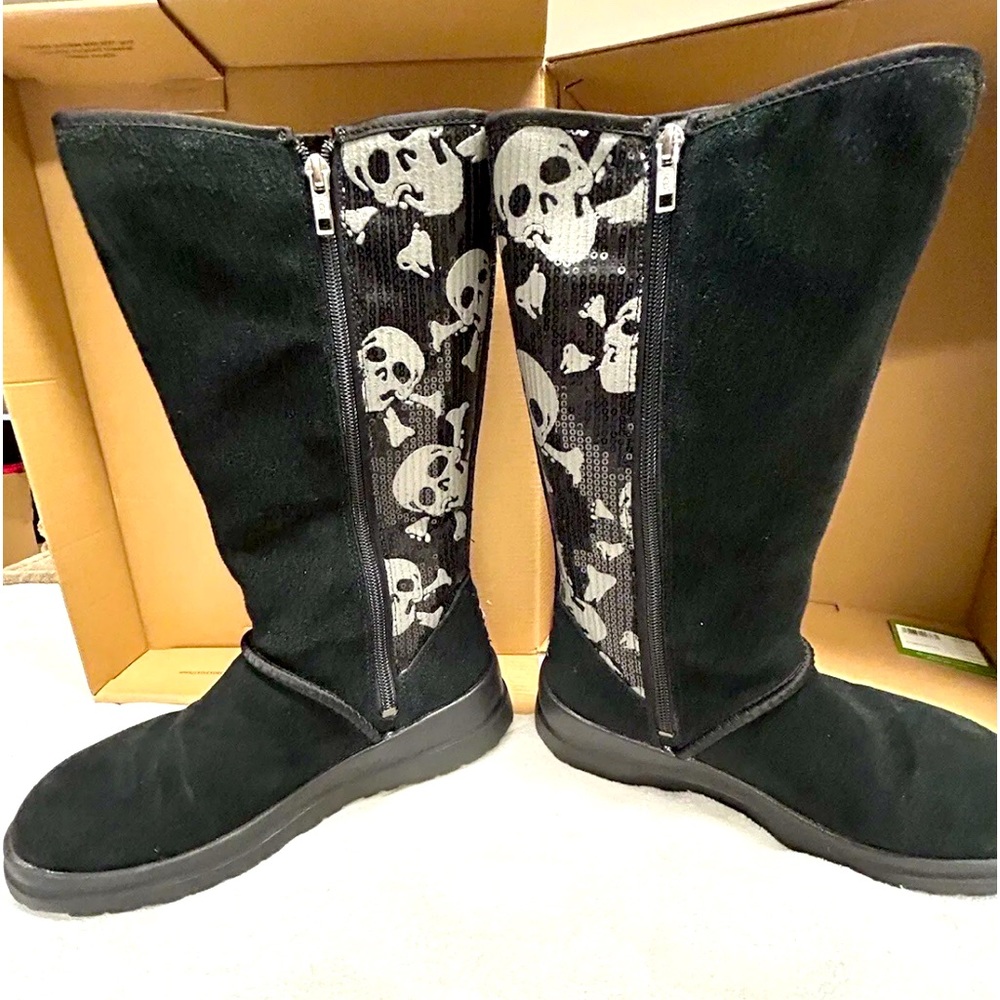 NEW IN BOX UGG I Heart Kisses Tall Black Sequin Skull Boot Women’s Size 6